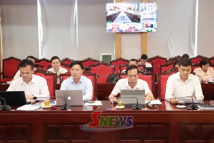 Lãnh đạo các sở, ngành dự cuộc làm việc.