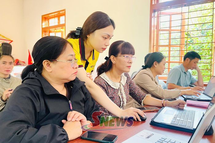Đại diện đơn vị cung cấp trực tiếp hướng dẫn cán bộ công chức, viên chức xã khai thác, sử dụng phần mềm.