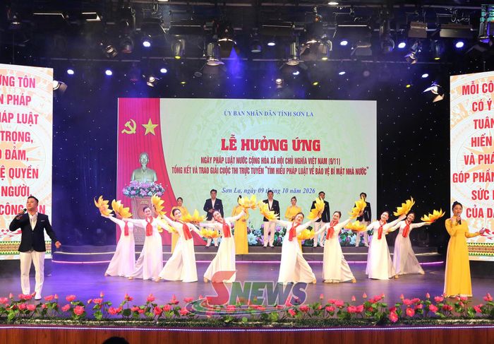 Tiết mục văn nghệ chào mừng buổi lễ.