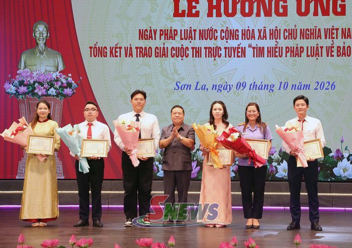 Ban tổ chức trao giải nhì cho các cá nhân đoạt giải.