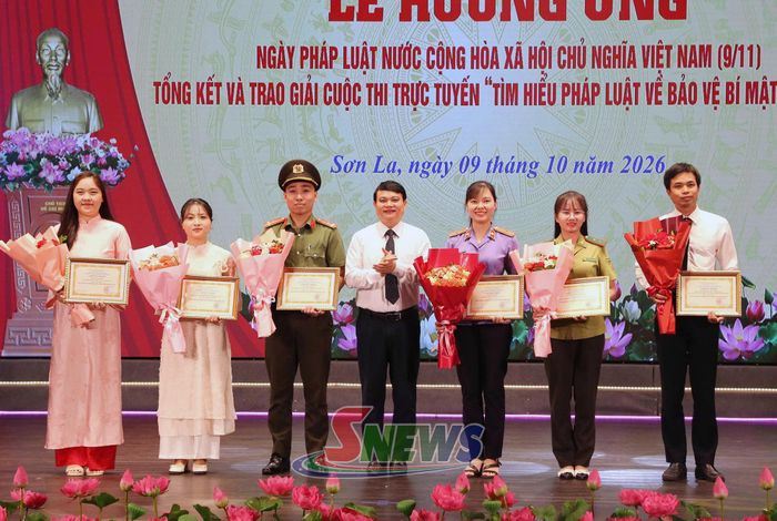 Ban tổ chức trao giải nhất cho các cá nhân đoạt giải.