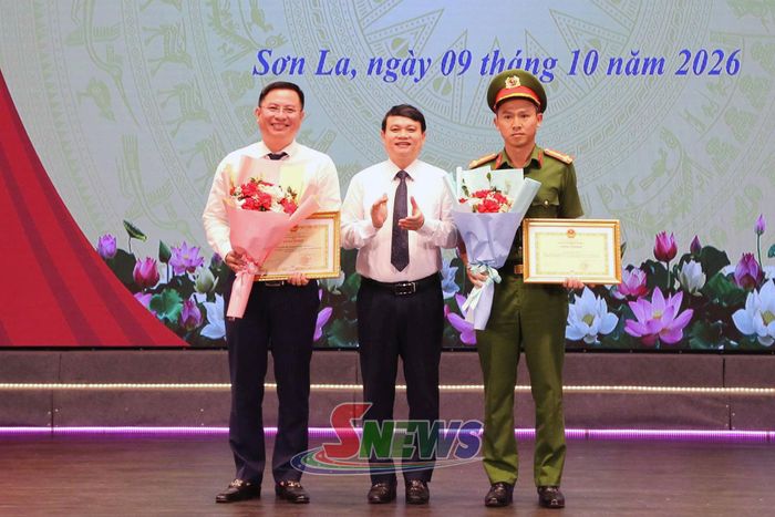 Đồng chí Phó Chủ tịch UBND tỉnh trao giải nhất tập thể cho Công an tỉnh và phường Tô Hiệu.