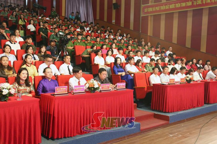 Các đại biểu dự buổi lễ.