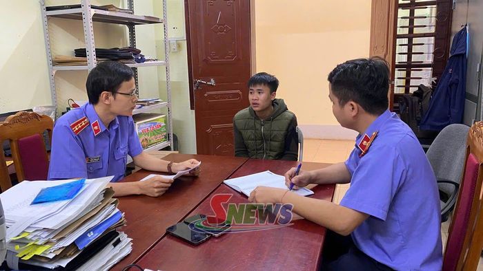 Lãnh đạo Viện KSND khu vực 5 - Sơn La và kiểm sát viên lấy lời khai của các đội tượng.