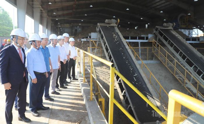 Bí thư Tỉnh ủy Hầu A Lềnh thăm dây truyền sản xuất của Công ty TNHH Erex Sakura Biomass Tuyên Quang.
