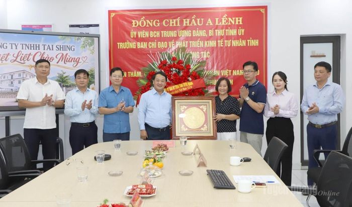 Bí thư Tỉnh ủy Hầu A Lềnh tăng lẵng hoa chúc mừng Công ty TNHH Giày da Phúc Sinh nhân Ngày Doanh nhân Việt Nam.