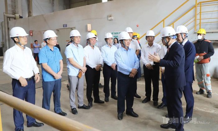 Bí thư Tỉnh ủy Hầu A Lềnh nghe lãnh đạo Công ty TNHH Erex Sakura Biomass Tuyên Quang báo cáo về tình hình sản xuất kinh doanh của công ty.