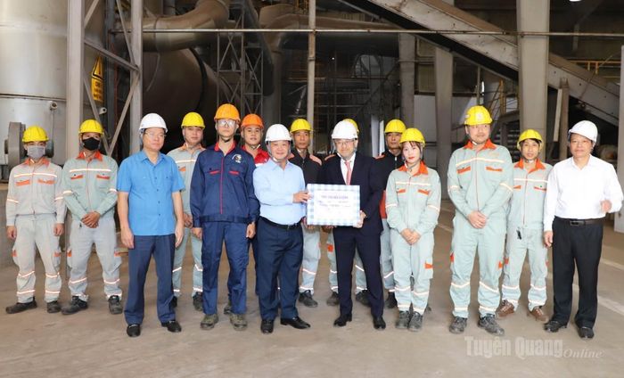 Bí thư Tỉnh ủy Hầu A Lềnh tặng quà công nhân Công ty TNHH Erex Sakura Biomass Tuyên Quang.