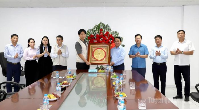 Bí thư Tỉnh ủy Hầu A Lềnh tặng lẵng hoa chúc mừng Công ty TNHH FOS (Future of Sound Vina) nhân Ngày Doanh nhân Việt Nam.
