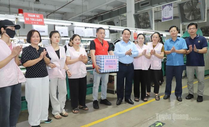 Bí thư Tỉnh ủy Hầu A Lềnh tặng quà công nhân Công ty TNHH Giày da Phúc Sinh.