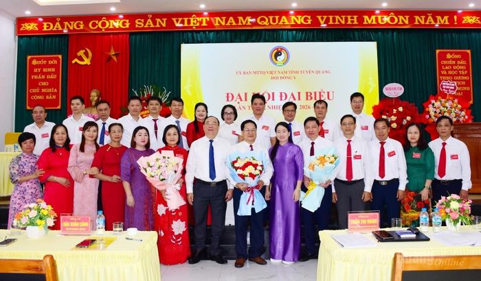 Lãnh đạo Hội Đông Y Việt Nam và lãnh đạo Uỷ ban MTTQ Việt Nam tỉnh Tuyên Quang tặng hoa chúc mừng BCH khoá I, nhiệm kỳ 2026-2031 của Hội Đông y tỉnh Tuyên Quang.