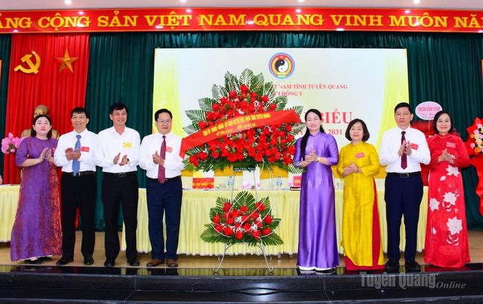 Lãnh đạo Ủy ban MTTQ tỉnh tặng lẵng hoa của Tỉnh uỷ, HĐND, UBND và Uỷ ban MTTQ Việt Nam tỉnh Tuyên Quang chúc mừng Đại hội.