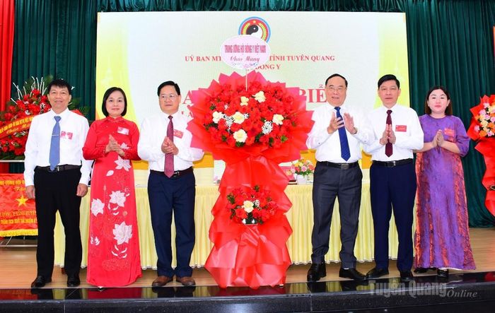 Thầy thuốc Nhân dân, Phó Giáo sư, Tiến sĩ Đậu Xuân Cảnh, Chủ tịch Hội Đông y Việt Nam tặng hoa chức mừng Đại hội.