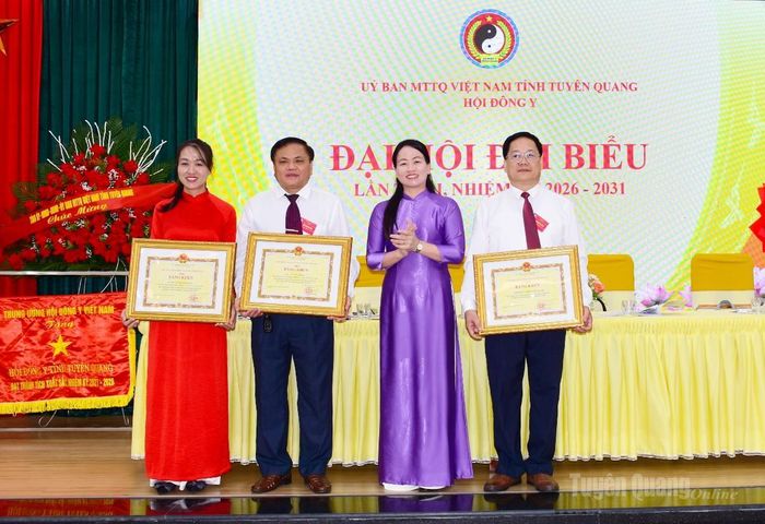 Lãnh đạo Uỷ ban MTTQ Việt Nam tỉnh Tuyên Quang trao Bằng khen của Chủ tịch UBND tỉnh cho các tập thể và cá nhân đã có thành tích xuất sắc trong công tác xây dựng và phát triển công tác Hội Đông y tỉnh Tuyên Quang giai đoạn 2020 - 2025.