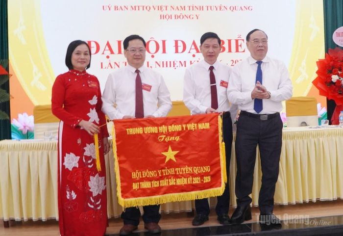 Lãnh đạo Hội Đông y Việt Nam trao Cờ thi đua xuất sắc cho Hội Đông y tỉnh Tuyên Quang.
