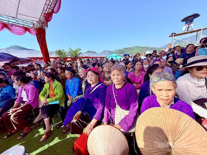 Đông đảo bà con nhân dân dự Ngày hội.
