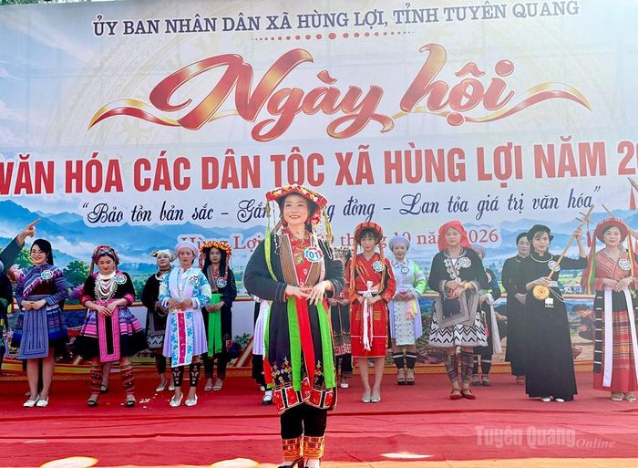 Phần thi trình diễn trang phục dân tộc tại Ngày hội.