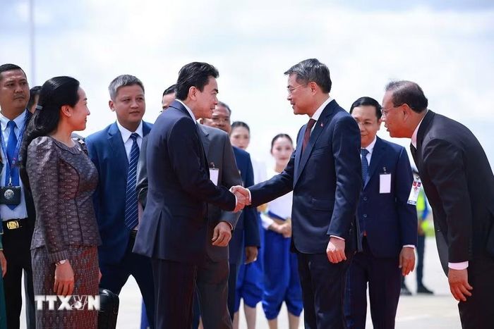 Đại biểu đón Thủ tướng Lê Minh Hưng tại sân bay quốc tế Techo, Phnom Penh. (Ảnh: Dương Giang/TTXVN)