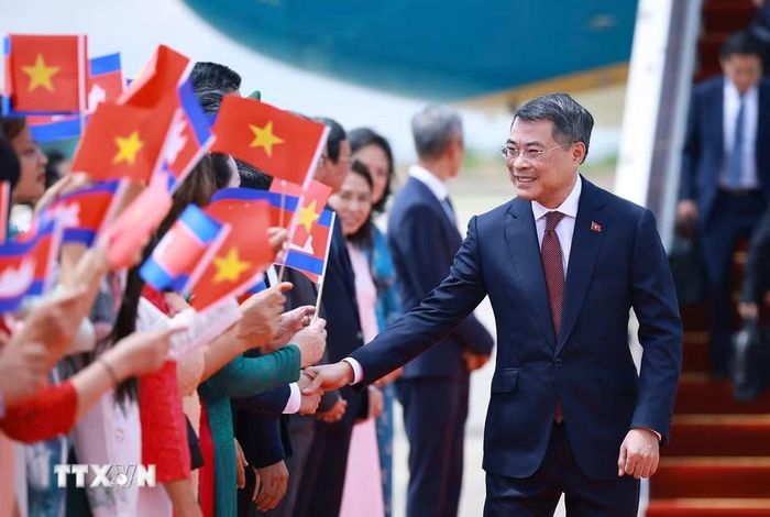 Thủ tướng Lê Minh Hưng đến Phnom Penh bắt đầu thăm chính thức Vương quốc Campuchia. (Ảnh: Dương Giang/TTXVN)