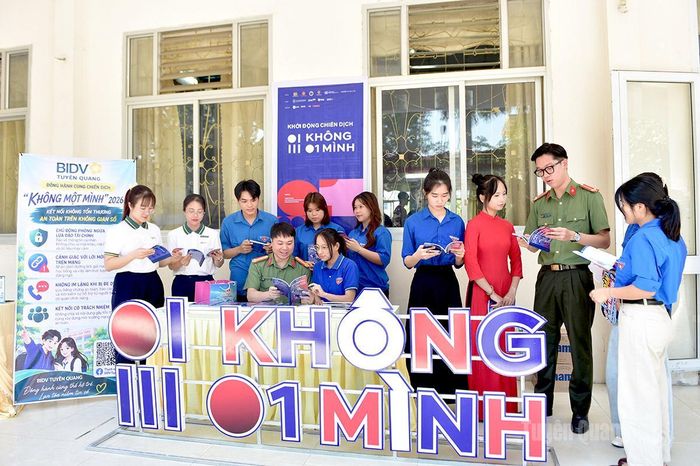 Chiến dịch “Không một mình” năm 2026 được tổ chức nhằm nâng cao nhận thức, trách nhiệm của gia đình, nhà trường và cộng đồng về các rủi ro trên không gian mạng.