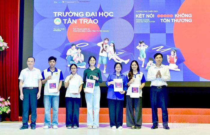 Đại biểu tặng quà các thanh niên có thành tích xuất sắc tham gia chương trình.