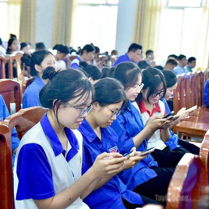 Các thanh niên hào hứng tham gia chương trình.