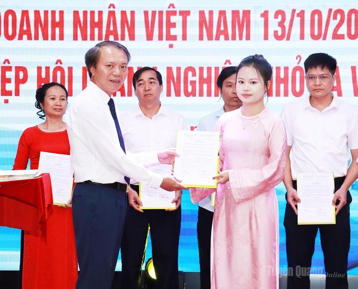 Lãnh đạo Hiệp hội Doanh nghiệp vừa và nhỏ tinh trao Quyết định kết nạp cho các hội viên mới.