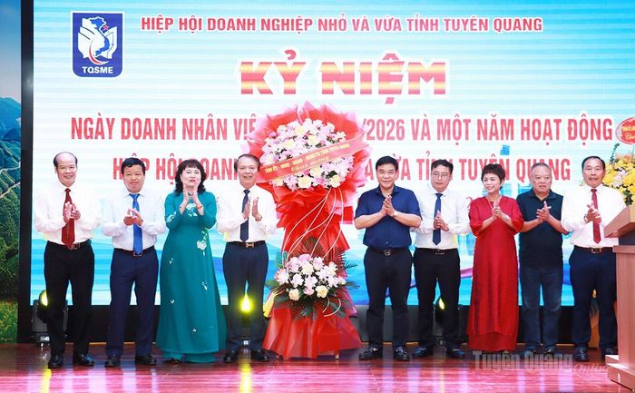 Phó Chủ tịch UBND tỉnh Hoàng Gia Long tặng hoa chúc mừng Hiệp hội Doanh nghiệp vừa và nhỏ tỉnh.