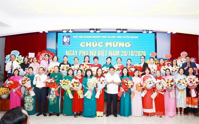 Phó Chủ tịch UBND tỉnh Hoàng Gia Long tặng hoa, chúc mừng các hội viên doanh nghiệp nữ nhân Ngày Phụ nữ Việt Nam 20/10.