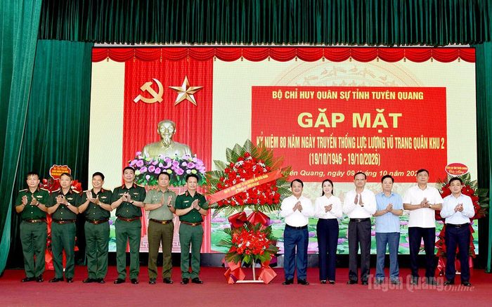 Các đồng chí lãnh đạo tỉnh tặng hoa chúc mừng Bộ CHQS tỉnh nhân dịp Kỷ niệm 80 năm ngày truyền thống lực lượng vũ trang Quân khu 2.