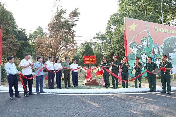 Các đồng chí lãnh đạo tỉnh và lãnh đạo Bộ CHQS tỉnh cắt băng khánh thành công trình Đường nội bộ.
