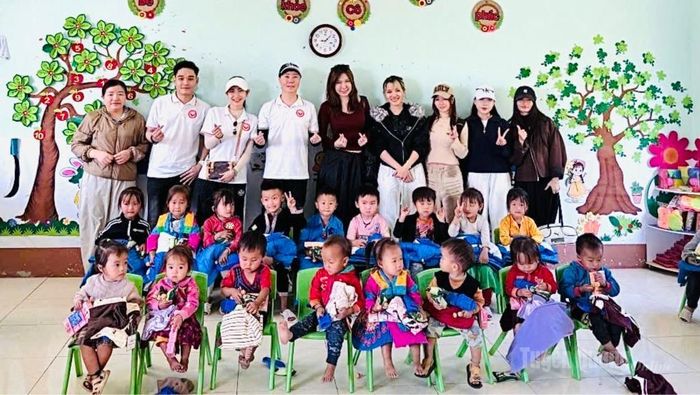 Đoàn tặng quà các em học sinh điểm trường mầm non Đăng Vai.