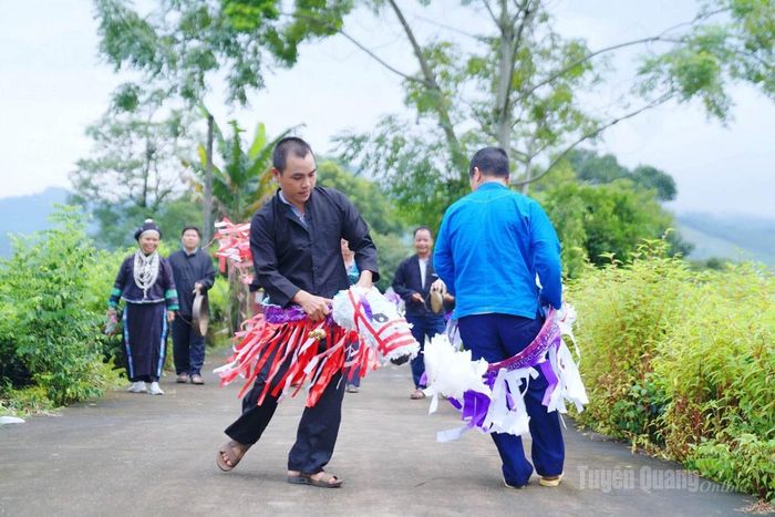Đồng bào Nùng, xã Linh Hồ múa ngựa giấy.
