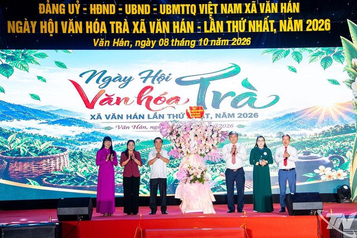 Các đồng chí lãnh đạo tỉnh chúc mừng Ngày hội Văn hóa trà xã Văn Hán lần thứ nhất năm 2026. 