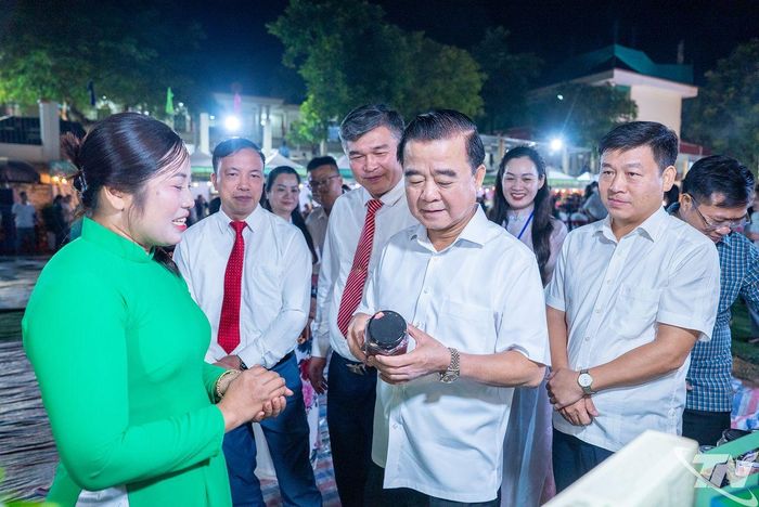 Đồng chí Đỗ Đức Công tham quan gian hàng tại Ngày hội.