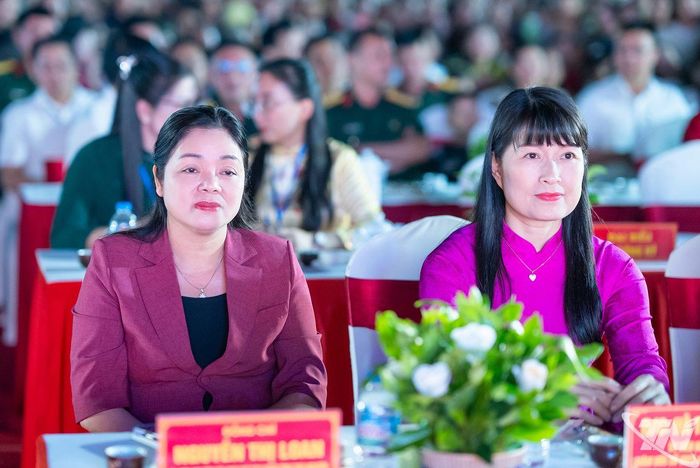 Đồng chí Nguyễn Thị Loan và đại biểu dự Lễ khai mạc.