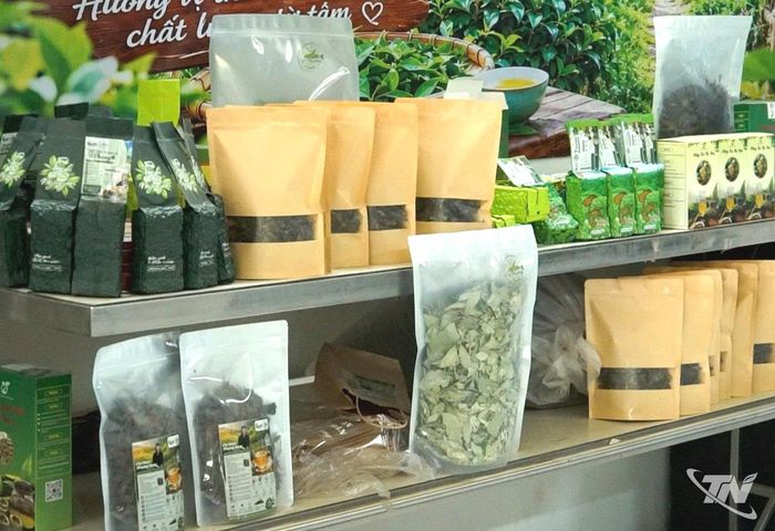Sản phẩm trà chiên của Tổ hợp tác sản xuất trà Vi Phương, xã Quang Sơn.