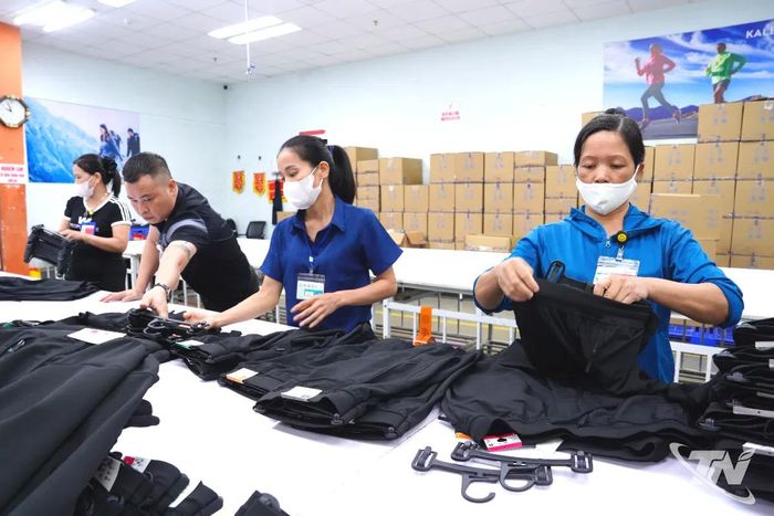 Sản xuất hàng may mặc xuất khẩu tại Công ty CP Đầu tư Quốc tế THAGACO (xã Phú Thịnh).
