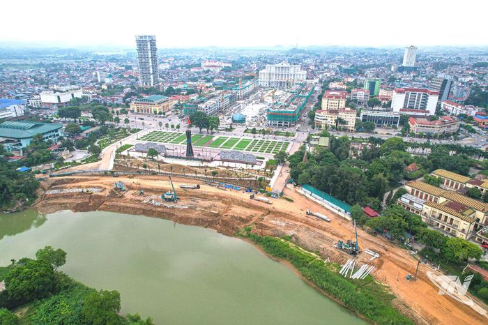 Thi công Dự án xây dựng tuyến đê Hữu Cầu, thuộc địa bàn phường Phan Đình Phùng.