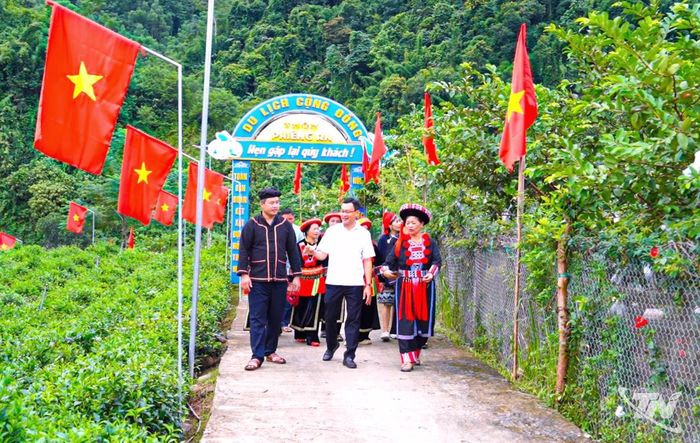 Lãnh đạo xã Bạch Thông thường xuyên xuống cơ sở để nắm bắt tình hình kinh tế - xã hội.