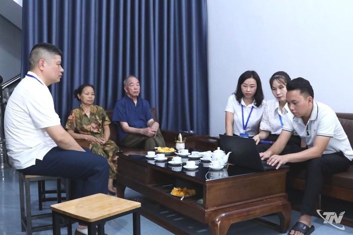 Cán bộ Trung tâm Phục vụ hành chính công xã Đại Phúc hỗ trợ gia đình anh Đinh Thế Phúc, xóm Phúc Xuân.