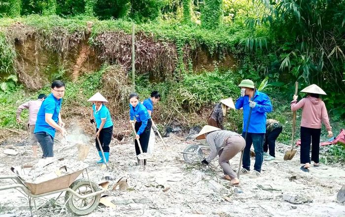Các đoàn thể của xã Phượng Tiến chung tay xóa nhà dột nát cho đối tượng chính sách, người dân có hoàn cảnh khó khăn.
