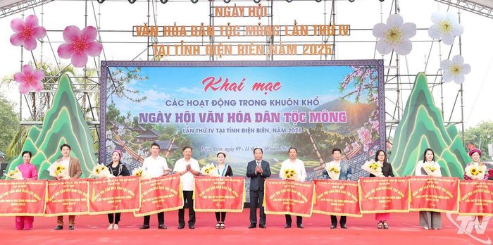 Ban Tổ chức trao cờ lưu niệm cho các đoàn tham gia Ngày hội.