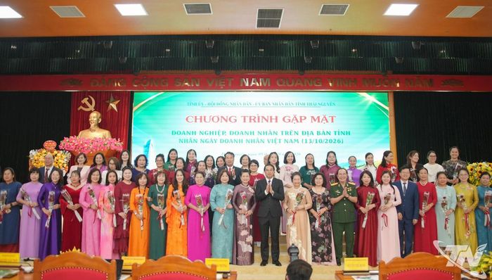 Các đồng chí lãnh đạo tỉnh chúc mừng các nữ doanh nhân nhân dịp Ngày Phụ nữ Việt Nam 20/10