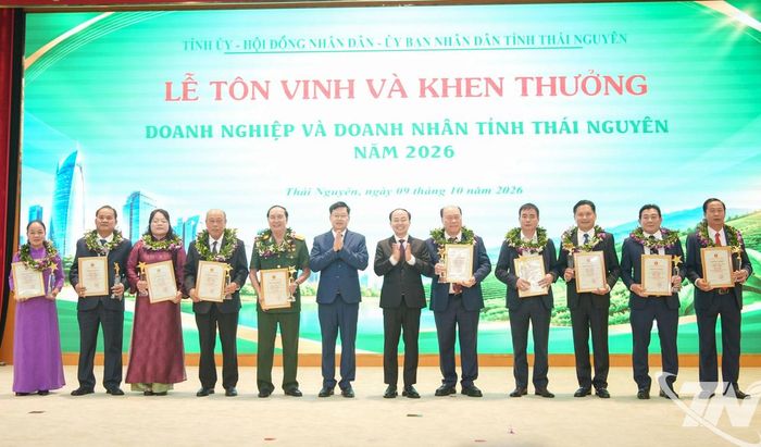 Các đồng chí lãnh đạo tỉnh trao tặng danh hiệu “Doanh nhân tiêu biểu” tỉnh Thái Nguyên năm 2026 cho các cá nhân.