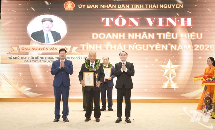 Các đồng chí lãnh đạo tỉnh trao tặng danh hiệu “Doanh nhân tiêu biểu” tỉnh Thái Nguyên năm 2026 cho các cá nhân.