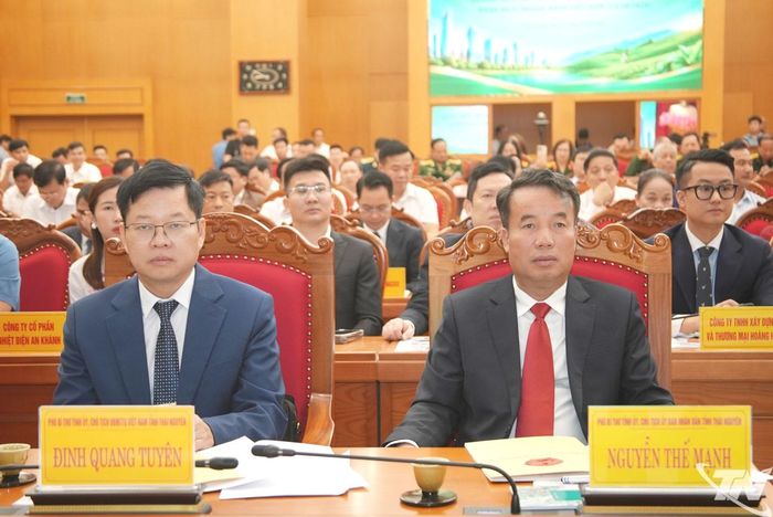 Các đồng chí lãnh đạo tỉnh và đại biểu tham dự chương trình.