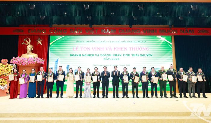 Các đồng chí lãnh đạo tỉnh trao tặng danh hiệu “Doanh nghiệp xuất sắc” tỉnh Thái Nguyên năm 2026 cho các đơn vị.
