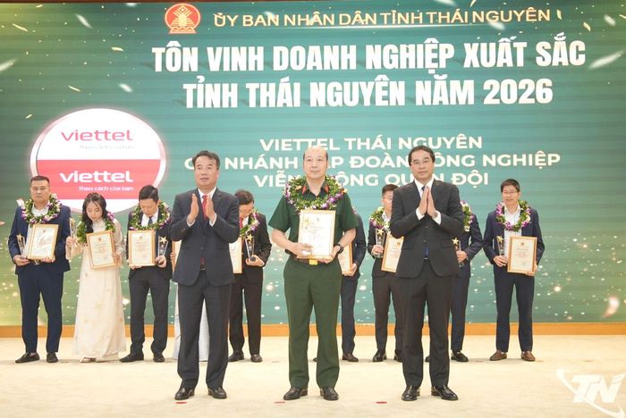 Các đồng chí lãnh đạo tỉnh trao tặng danh hiệu “Doanh nghiệp xuất sắc” tỉnh Thái Nguyên năm 2026 cho các đơn vị.