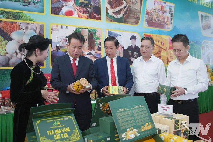 Đồng chí Nguyễn Thế Mạnh, Phó Bí thư Tỉnh ủy, Chủ tịch UBND tỉnh tham quan không gian trưng bày các sản phẩm địa phương.